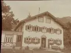 Två damer framför ett hus, juli 1930