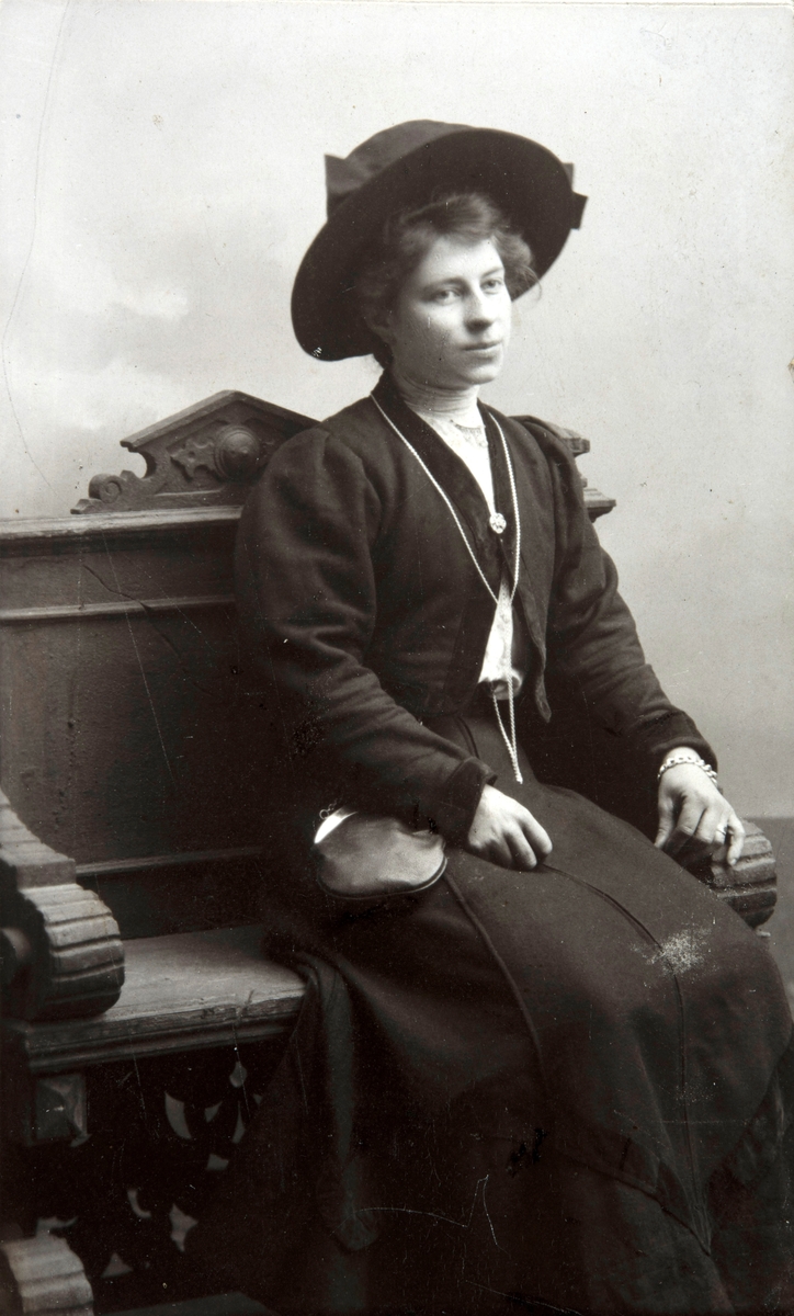 Ovidia Bergaust (1889-1963) fra Nes gift med Sigurd Olstad fra Olstad av Tomter.