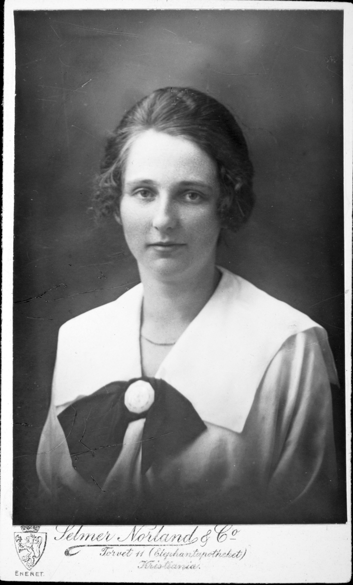 Eva, kjæresten til Petter Olstad (1899-1965). Kvinneportrett, visittkort, ukjent.