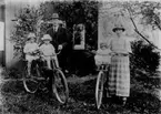 Familjegrupp fem personer med två cyklar.
Bostadshus i bakgrunden.
Ernst Gustafssons syster och svåger.