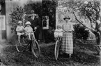 Familjegrupp fem personer, två cyklar.
Bostadshus i bakgrunden.
Ernst Gustafssons svåger.