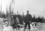 En man, jägare med två jakthundar och en kanin i handen.
Kolarkoja.