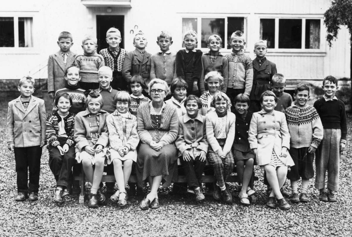 Ingebergbakken skole 1957. Andre klasse foran storskolebygget, der overlærer Bjarne Kristvik bodde i venstre fløy med inngang.  Storskolen (4-7. klasse) hadde klasserom til høyre. 
Foran fra venstre: Knut Arvid Bjørnstad, Inger Nordsveen, Ragnhild Skråstad, Jorun Eliassen, lærerinne Esther Rasch, Marit Tømte, Tove Karin Arneberg, Hildegunn Berg, Ingebjørg Olsen, Johny Risheim, Olav Brekken.
Mellomrekkef.v: Bjørn Evensen, Vidar Bekken, Eli Kjeldstad, Tove Myhre, Borghild Johnsrud, Bjørn Sørlundsengen.
Bakerst f.v: Ole Jacob Tomter, Bengt Schultz, Erik Antonsen, Ivar Kalbak, Trond Ole Johnsrud, Gudbrand Skraastad, Sevald Jens Tønnel, Kjell Simensen, Tor Erling Løvbak.