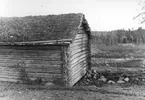 Loge med nylagt torvtak.
Trösslingstorp.