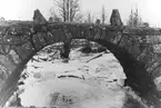 Gamla landsvägsbron vid Tivedsbrona gård (bron över Hovaån) ca 1 km N.Ö. om Hova. Vinterbild.
10 mars 1945.