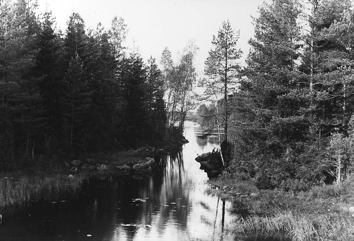 Stigens båda brofästen från söder.