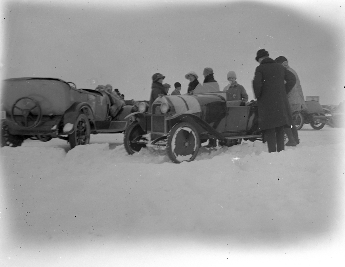 Biltävling på Hjälmaren den 17 februari. 
Bilen med startnummer 1 är en Mathis Type P. Detta var en modell som tillverkades 1921-25 och hade en motor på blott 6 hästkrafter. I gengäld var bilen tvåsitsig och hade en låg vikt på cirka 350 kg. Bilen på bilden hade reg.nr. T2251, som inregistrerades den 30:e juni 1923 och ägdes då av advokat Sten Forsblad, Örebro. År 1930 fanns den fortfarande kvar i bilregistret, numera ägd av montör Herman Emanuel Sandström, Örebro.