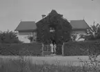 Bostadshus, två kvinnor framför huset.
Borgholm.