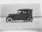 En kvinna i en bil.
Hjälmaren den 17 februari. 
Bilen på denna bild är en Gray Touring från 1922. Den ser ut att vara ny vid fototillfället eftersom den har en temporär registreringsskylt (interimsskylt).