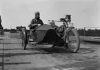 En kvinna på motorcykel.
Dalarna.
Motorcykeln är en Reading Standard som registrerades 20:e juni 1921 och ägdes av Karl Erik Hedström, Örebro.
