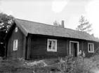 Skolkoloni, 1920-talet.
Bostadshus, en man och ett litet barn.
Josef Grankvists plåtar.