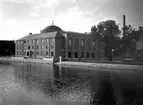 Konserthusbyggnaden med Svartån i förgrunden. Huset stod färdigt för invigning 1932.