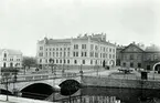 Stora Hotellet och Fenixhuset vid Drottninggatan. Till vänster skymtar Örebro kvarn. Del av Storbron.