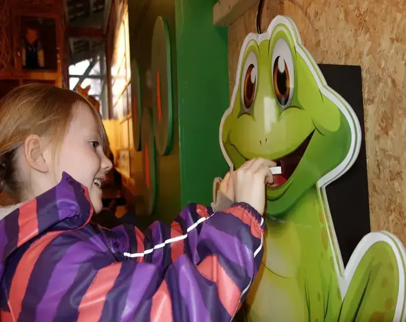 Foto av en jente som leker i utstillingen