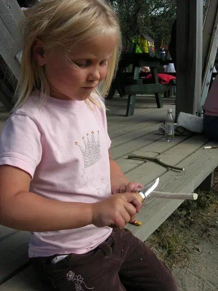 Foto av en jente som spikker