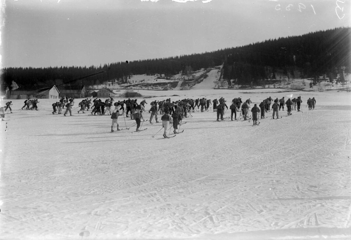 Birkebeinerrennet 1935. Startsted Lysgårdsjordet. Mot gamle Lysgårdsbakken og Lysgård.