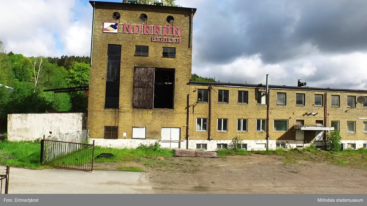 Flygfilm tagen med drönare som visar industrianläggning i Annestorp i Lindome, Mölndals kommun, år 2015.