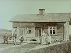 Envånings stuga, familjegrupp 6 personer framför stugan.
Kopparslagare Rasks hus och familj.
1904-07-09