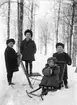 Fyra barn med sparkstötting.
Bröderna Olle och Lars Andersson och systern Britta ca 3 år gammal, samt deras kusin Börje Ramqvist från Västerås, son till deras faster Elin. Bilden bör vara tagen ca 1919. Givaren minns att en av sparkarna kom från Dalarna. Okänt var bilden är tagen men det bör ha varit i närheten av hemmet i Norberg.