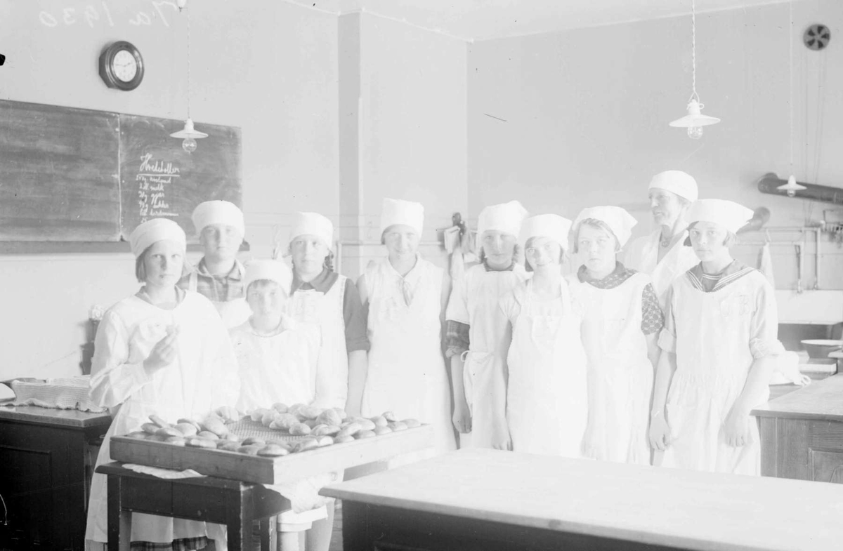 Hammartun skole. Skolekjøkkenet 1930. Klasse 7a.
