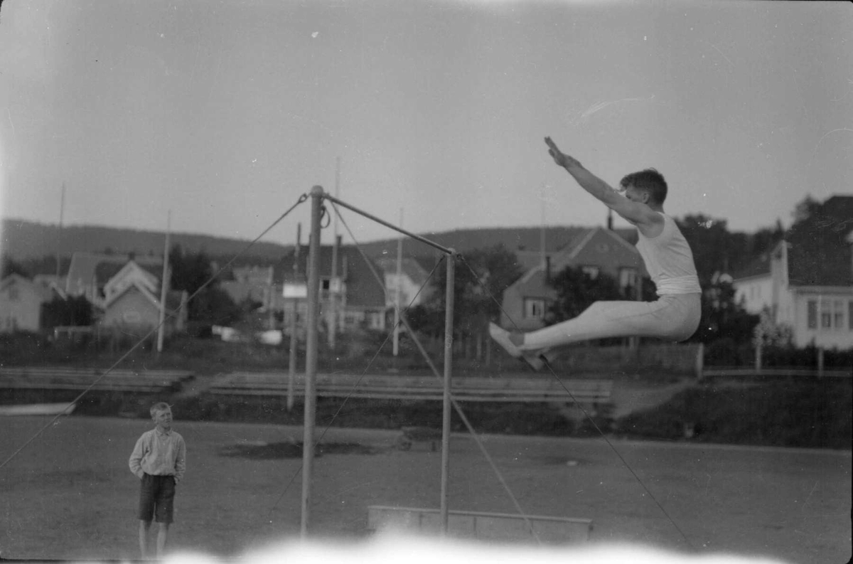 Kaare Viken, turnoppvisning på Sportsplassen. Svingstang. Fire bilder. Kaare Viken var norgesmester i turn-mangekamp i seks år (1929-1935