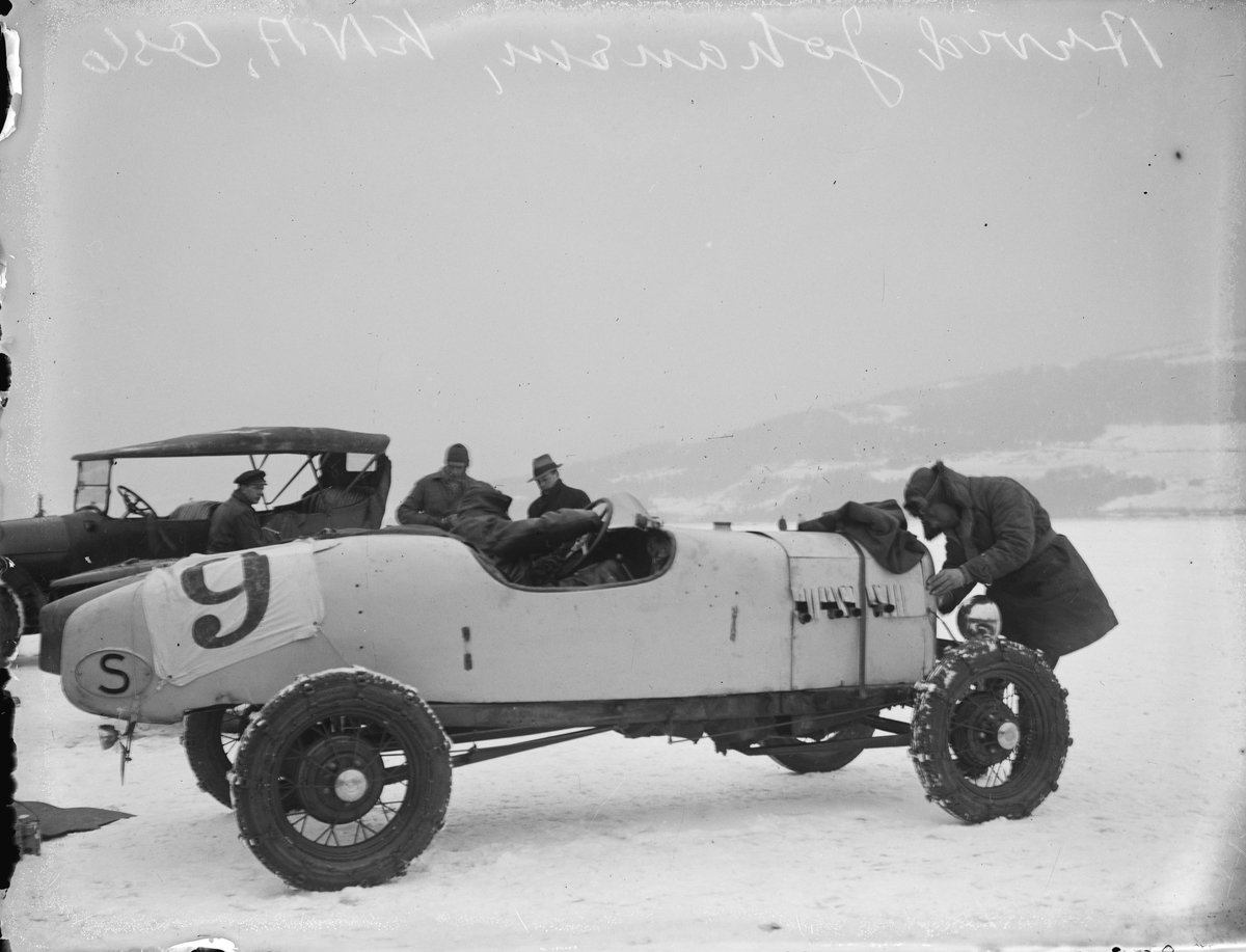 Mjøsløpet 1933, K N A, Oslo. Bilen er en svenskregistrert Ford A, årsmodell 1930-31 med spesialkarosseri