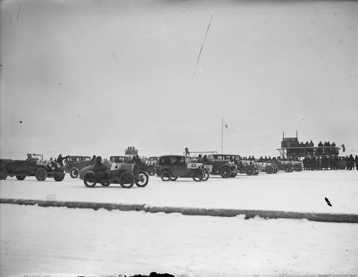 Mjøsløpet 1934. "Blandet selskap". Nærmeste startnummer 7 er en Bugatti og nr. 6 en Austin Seven.