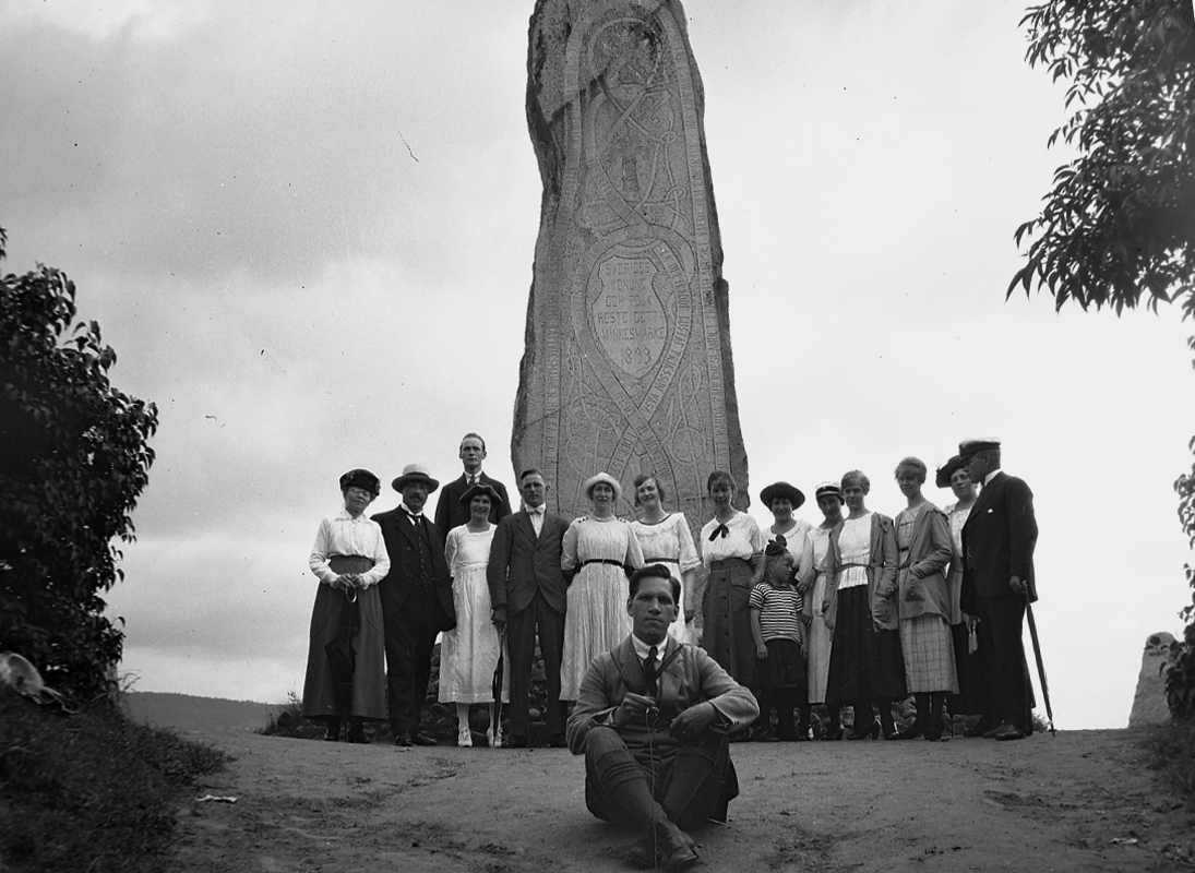 Grupp vid Gustav Vasa monumentet, Vasastenen vid Rättviks kyrka. 
Karl Hedström, m.fl.
Text på monumentet: "Sveriges konung och folk reste detta minnesmärke 1893".
Dalarna