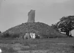 Tre personer. Minnesmärke (minnessten) i bakgrunden.
Karl Hedström
Borgholm.