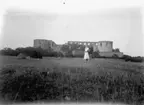 Kolonien Borgholm.
Karl Hedström och en kvinna framför Borgholms slottsruin.