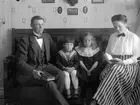 Rumsinteriör, familjegrupp fyra personer.
Familjen Beckman: Axel och Agnes Beckman, med barnen Tage och Gertrud.
De bodde en tid i Betel kapellet i Fellingsbro, senare i Skulsta m.fl. ställen. Ej släkt med Johannes Natanael Bäckman, trots likhet i namnet.