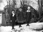 Tre flickor, vänner från sällinge, födda 1910.
Bostadshus i bakgrunden.
Nanna Bäckman (fotografens dotter), Lisa Karlsson och Mandis Andersson.
(Lisa gifte sig med Linus Asplund)