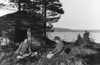 Fiskarbod och två personer vid Ösjönäs.
Thure Elgåsen och Elsa Nilsson.