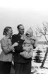 Kronjägarefamiljen Löfstrand i Ösjönäs, tre personer.
Herbert och Astrid Löfstrand med ett  litet barn.
Vinterbild.
9 mars 1945.