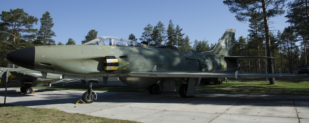 Jaktflygplan, J 32E
Saab 32 Lansen

Tvåsitsigt flygplan som är utrustad med  flygmotor Rolls Royce Avon (Svenska Flygmotor RM 6A). 
Märkning: På bakkroppen kronmärke och flottiljnummer 21; på fenan kodsiffra 41.