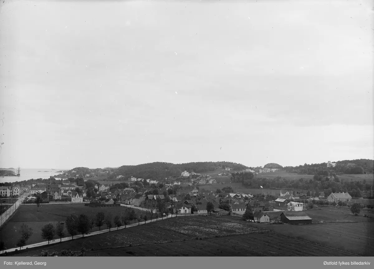 Oversiktsbilde fra Sandefjord 1909.

Antar det må være Jernbanealeén helt til venstre, midt i bildet ligger Katrineborg/Brydeslottet. Litt til venstre for midten er Ranvikskogen, og Stub. Sandefjordsfjorden helt til venstre i midten med litt av Vesterøya synlig hvor seilskipet ligger


Rettelse til korreksjon jeg skrev, den lange gaten til venstre må være "Dronningensgate" (nåværende navn) og alleen sannsynligvis "Schanches gate" Bilde tatt fra baksuiden av jernbanen, Åsly
