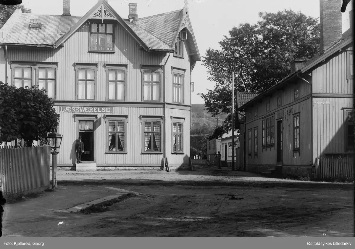 Bryggegata i Sandefjord 1909. 
Malt på husvegg: Læseværelse.