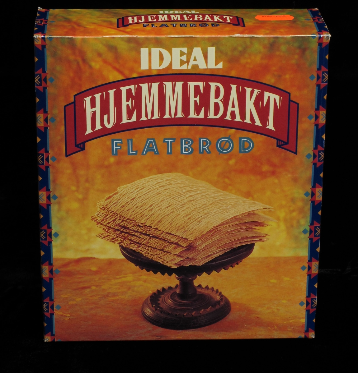 Stettefat med stabel flatbrød, mot en gyllen innbydende farge.