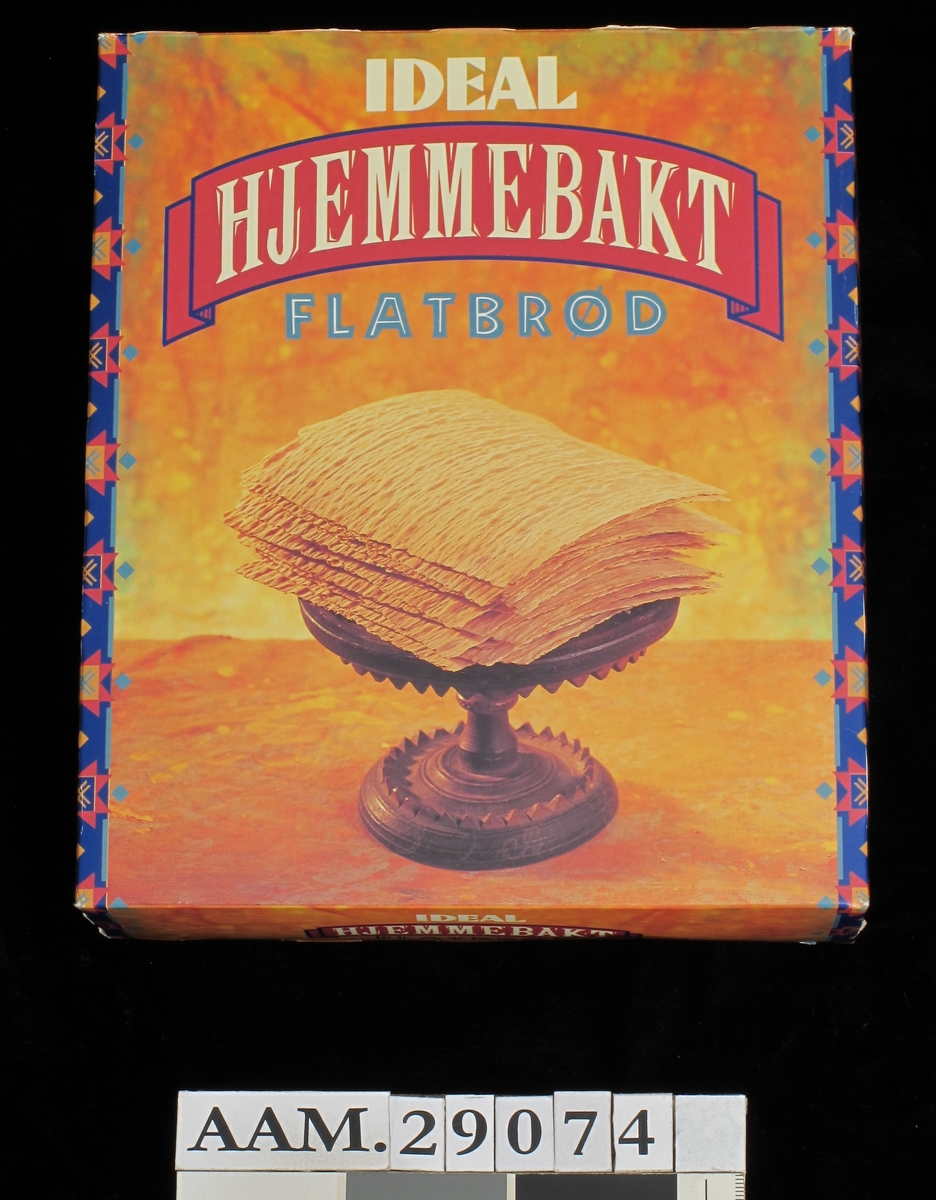 Stettefat med stabel flatbrød, mot en gyllen innbydende farge.