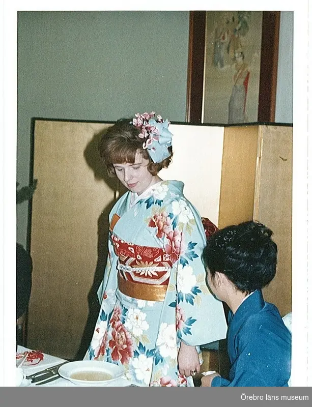 Bröllopsbild, Carine Matsubaras bröllop med Akira Matsubara.
Carine klädd i kimono under bröllopsmiddagen.
Fotograf till originalbilden okänd - en släkting till brudparet.
Bilderna är skannade från Carine (Karin) Matsubaras fotoalbum i samband med dokumentationsprojektet "Brevet til framtiden". Carine Matsubara medverkade i detta projekt med ett långt brev där hon bl.a. berättar hur hon träffade sin make Akira Matsubara och gifte sig med honom. Brevets id-nummer i samlingen är: 54.
Se Dnr: 2004.910.194 för vidare upplysningar om projektet.