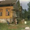 Bystad skola.
Ommålning av huset 1968. Mannen i kortbyxor är givarens far, Jerzy Luczak-Szewczyk. Den andre är en man som givarens far anställde för arbetet, Tommy Karlsson.
Samma sak gäller för bild 5-7 som för bild 3-4, de är tagna 1968, ej 1969 då rullen framkallades.