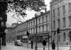 Drottninggatan norrut. Rådhuset till höger på bilden, Stora Hotellet, bostadshus och affärsbyggnader.