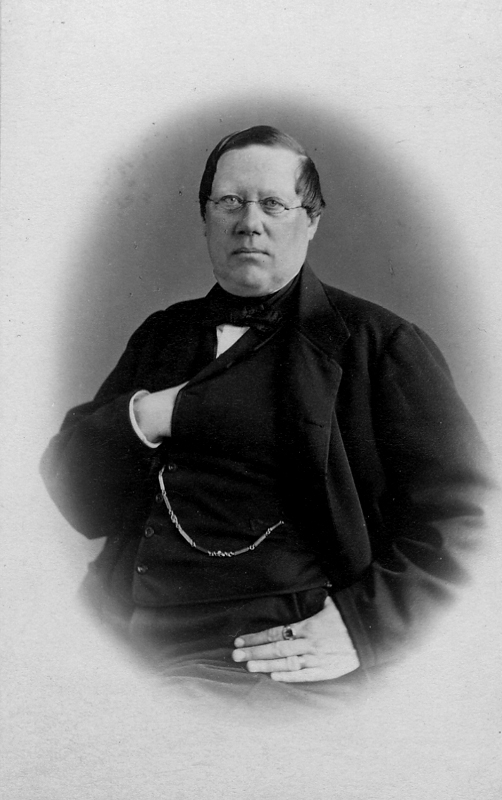 En man.
Otto Joel Gumaelius, rektor Karolinska läroverket Örebro.