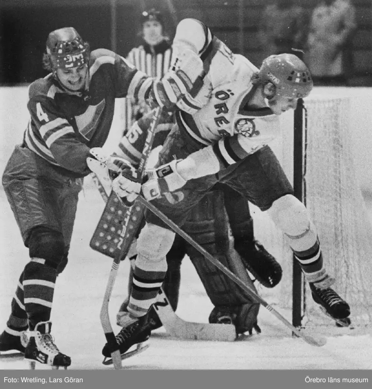 Kent Grufman, ishockey, ÖSK.
Ishockeymatchen ÖIK - Djurgården, 4-7.
Spelaren med nr. 4 är Peder Nilsson.
