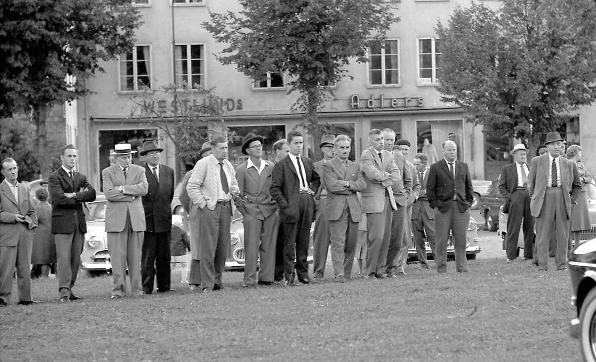 Kommunisternas möte på Malmtorget i Kopparberg, den 3 september 1961.
Tal av Hilding Hagberg, Sveriges Kommunistiska Parti. Andre mannen från vänster är Tore Gustafsson, tredje man från vänster är Axel Aronsson (född på gården Hyttnäs). Nionde man från vänster, Åke "Mossen" Svantesson.
