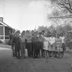 Löa skola. Skolfoto, gruppbild, skolbarn med lärare på skolgården, skolbyggnad i bakgrunden.
Magister Anders Hansson. Han var gift med småskollärarinnan Rut Hansson. De bodde i en villa alldeles intill Löa skola.