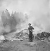 Pyromanbränderna i Kopparberg den 19 juni 1961. Brandsläckning.