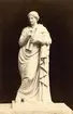 Staty.
Euterpe (antik).
Nr.446.
Original im Berliner Museum.
Fotografiet rör Wilhelmina Lagerholms konstnärliga verksamhet.