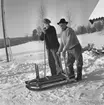 Två män med kälke. 
Karl-Age Albedahl (Karl August Albedahl) och hans far hemmansägare Karl Albert Andersson, Källbäcken 1:2, Ljusnarsbergs socken.