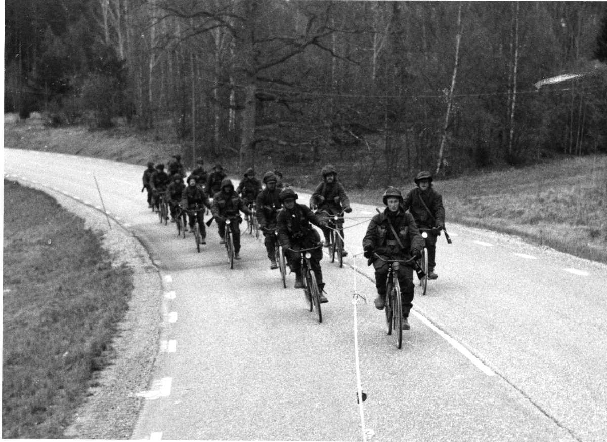 Trupp från P 10 cykeltolkar efter fordon.